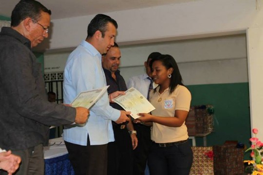 Gobernador Tareck El Aissami apadrinó graduación de bachilleres