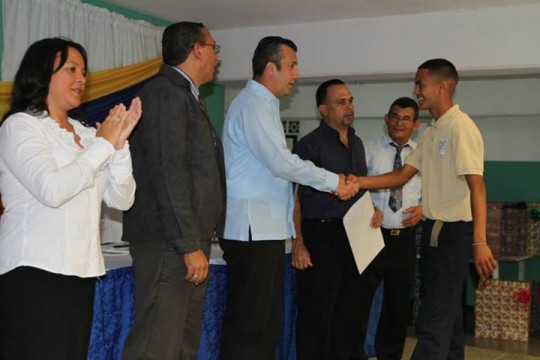 Gobernador Tareck El Aissami apadrinó graduación de bachilleres