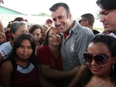Entrega de material deportivo a la comunidad de Caña de Azúcar para sus niños y niñas. 2 de noviembre de 2012.