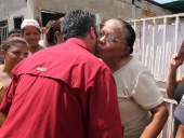 Tareck El Aissami caminó el sector Fondo Coropo en la parroquia Santa Rita, municipio Linares Alcántara. El aspirante a la gobernación aragüeña palmó la realidad de la humilde zona de la entidad. 7 de noviembre de 2012