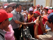 Tareck El Aissami  visitó la comunidad de Rosario de Paya en el municipio Mariño. La caminata empezó alrededor de las 11:00 de la mañana con la participación de las mujeres y hombres de la comunidad. 21 de noviembre de 2012. 