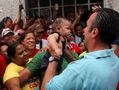 Tareck El Aissami caminó por las calles de Turmero en compañía de una multitud que le recibió. Las y los integrantes de la JPSUV acompañaron la actividad que se revistió de alegría y color. 7 de diciembre de 2012