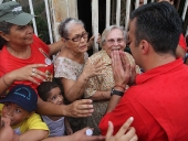 Tareck El Aissami recorrió las calles del sector La Coromoto para compartir con su gente. Visitó algunas de las casas de los habitantes de la zona y se comprometió a resolver los problemas relacionados con el drenaje de aguas blancas y negras de la zona. 17 de noviembre de 2012.