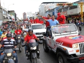 El pueblo de Aragua acompañó a Tareck El Aissami en una caravana por la Victoria Perfecta. El Aissami fue escoltado por una nutrida representación de motorizados y vehículos, se movilizó por diferentes sectores de Maracay, hasta llegar a Caña de Azúcar en el municipio MBI. 8 de diciembre de 2012. 