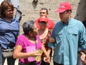 Entrega de enseres a las familias del sector Los Cocos. 17 de mayo de 2013.