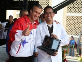 Entrega de tabletas Canaima a estudiantes de medicina integral