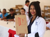 Entrega de tabletas Canaima a estudiantes de medicina integral