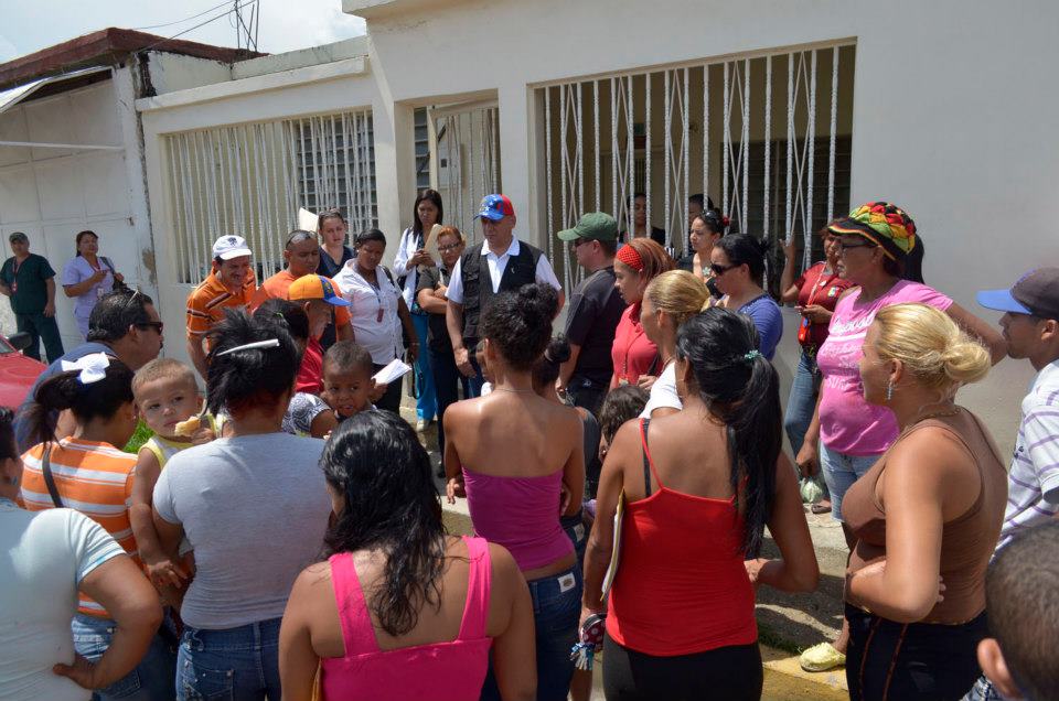 Gobierno Bolivariano de Aragua atiende afectados de Paraparal. 06 de mayo de 2013