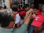 Tareck El Aissami en su recorrido por Cagua, municipio Sucre, que incluyó intercambio con los pobladores, visitas a escuelas, casas y centro de entrenamiento deportivo. 6 de noviembre de 2012.