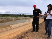 Tareck inspecciona el muro de contención que bordea el Lago Los Tacarigua. 28 de abril de 2013.