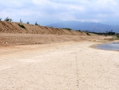 Tareck inspecciona el muro de contención que bordea el Lago Los Tacarigua. 28 de abril de 2013.