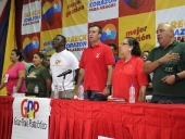 Tareck El Aissami se reunió con integrantes de partidos aliados y el Gran Polo Patriótico (GPP) en la concha acústica del Hotel Maracay. A la reunión asistieron representantes de las organizaciones Tupamaro, Redes, MED, UPV, PPT  y FRC entre otros.  18 de noviembre de 2012.