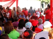 Tareck El Aissami se reunió con las trabajadoras y trabajadores de sanitarios Maracay. Escucho sus sugerencias y quejas. Informo que conformará un consejo de trabajadoras y trabajadores. 20 de noviembre de 2012.
