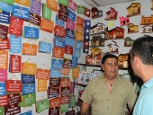 Tareck El Aissami recorrió calles de la parroquia Magdaleno en el municipio Zamora, donde aseguró que creará un fondo especial para artesanas y artesanos. 30 de noviembre de 2012.