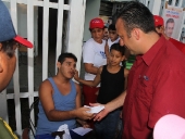 Tareck El Aissami recorrió el barrio Bolívar del municipio Girardot. Visitó las viviendas de varias familias y conversó con  los integrantes de la comunidad. 25 de noviembre de 2012.