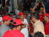 Tareck El Aissami recorrió el Mercado Principal de Maracay ubicado en el centro de la capital aragüeña, donde planteó la necesidad de acelerar la rehabilitación integral de esta instalación. 8 de diciembre de 2012.