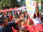 Tareck El Aissami recorrió las calles del sector San Vicente, como parte de sus actividades de campaña. La caminata ocurrió tras la inauguración de la empresa de asfalto del municipio Girardot. 29 de noviembre de 2012.