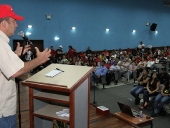 Tareck El Aissami se reunió con trabajadores de la Gobernación de Aragua, les pidió organización y unidad, para fortalecer la política revolucionaria y socialista del país. Estos manifestaron respaldo a su candidatura. 11 de diciembre de 2012.