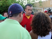 Tareck El Aissami visitó el sector Brisas del Lago en el municipio Girardot, como parte de la ofensiva de calle que desarrolla en su campaña electoral. Prestó atención a varios casos de salud que le presentaron en la zona y se comprometió a darles solución. 10 de diciembre de 2012. 